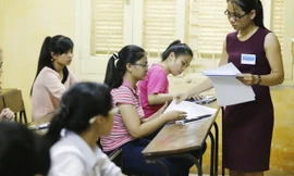 Thí sinh làm bài thi môn Vật lí chiều nay 4/7 tại Đại học Khoa học Tự nhiên (Đại học Quốc gia Hà Nội). Ảnh: Như Ý