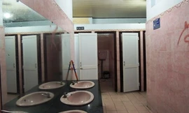 Một trong các khu nhà vệ sinh hiện tại của Trường THCS Colette. 