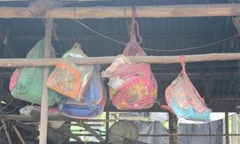  Những ngôi nhà vắng chủ do người dân đã bỏ đi. Đồ đạc cũng bị bỏ lại, không được mang theo. 