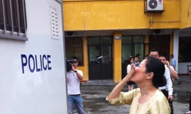 Vợ Dương Chí Dũng hôn gió chồng sau phiên xử