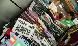 Hàng hóa giảm giá đến 50% trước ngày di dời Thương xá Tax