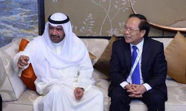  Chủ tịch OCA Sheikh Ahmad Al-Fahad Al-Sabah (trái) đồng ý không phạt Việt Nam vì rút đăng cai ASIAD 18. Ảnh: OC.