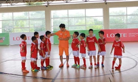 Xuân Bắc “bã” người vì các cầu thủ tí hon