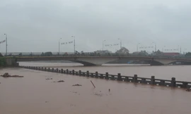 “Thuỷ thần” nhấn chìm nhiều nhà cửa ở TP Lạng Sơn. Ảnh: Duy Chiến