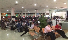 Hành khách chờ chuyến bay tại sân bay quốc tế Kuala Lumpur ngày 17/3 (Ảnh: Khôi Nguyên từ Malaysia)