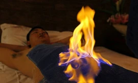Người bệnh cảm thấy rất thoải mái khi ngọn lửa cháy trên người. (Nguồn: CCTV) 