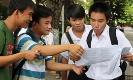 Thí sinh chia sẻ niềm vui khi làm được bài.