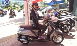  Những nữ khách hàng đầu tiên sở hữu Yamaha Nozza Grande.