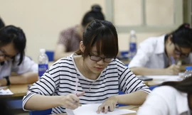 Thí sinh làm bài thi sáng nay, 9/7. Ảnh: Như Ý