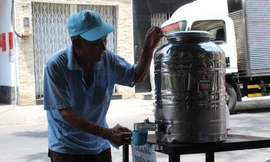 Chùm ảnh: Cốc nước cho đi, tình người ở lại 