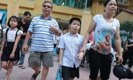 Vào đầu năm học, đi cùng nỗi lo về điều kiện học tập của con cái, các bậc phụ huynhcòn có một nỗi lo về các khoản học phí, phụ phí phải đóng góp (ảnh có tính minh họa). Ảnh: Hải Nguyễn