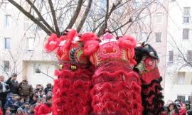 Rất đông người xem màn múa lân sôi động