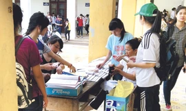 Sĩ tử tấp nập đăng ký ôn thi, mua tài liệu ôn thi tại trung tâm luyện thi đại học của thầy Thành - cô Thời, Cầu Giấy, Hà Nội. Ảnh: Q.Huy (Gia đình và Xã hội)