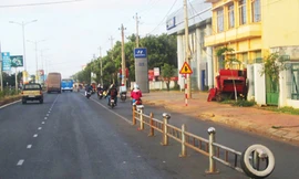 Biển báo bằng lốp xe trước cổng Bệnh viện Thiện Hạnh