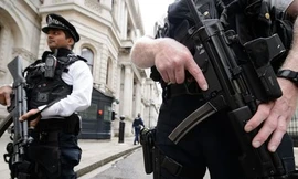 Cảnh sát Anh bảo vệ bên ngoài nơi ở của Thủ tướng tại Downing Street. Ảnh: AFP