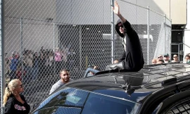 Justin Bieber vẫy tay chào người hâm mộ tại Miami (Nguồn: Rolling Stone)