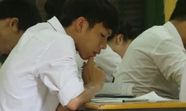  Thí sinh làm bài thi môn Toán ở Hội đồng thi trường THPT Cao Bá Quát.