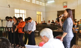 Các bị cáo cúi gằm khi nghe luật sư phân tích hành vi phạm pháp