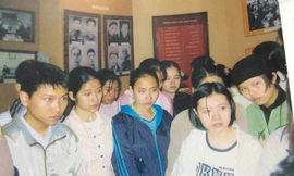 Học sinh cửa cô giáo Trịnh Thu Tuyết xúc động khi thăm Thành cổ Quảng Trị.