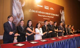 Các đại sứ thiện chí có mặt trong buổi lễ bắt tay khẳng định quyết tâm hành động vì tê giác.