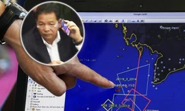 Tại cuộc họp báo với các gia đình nạn nhân ở Bắc Kinh, Đại sứ Malaysia Iskandar Sarudin (ảnh nhỏ) nói rằng quân đội Malaysia từng phát hiện một máy bay lang thang cách xa đường bay. Ảnh: SCMP