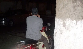 “Trai gọi” chờ khách trên đường Nguyễn Chí Thanh (TP HCM).