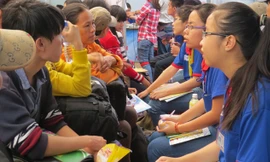 các tình nguyện viên đang tư vấn thí sinh và ngươi nhà. Ảnh: Nguyễn Dũng