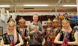 Ông Ted Osius (giữa) trong nhiệm kỳ công tác tại sứ quán Mỹ ở Indonesia. Ảnh: usembassyjakarta