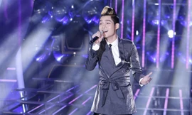 Con nuôi Cao Hữu Thiên của Hoài Linh trên sân khấu Gương mặt thân quen. 