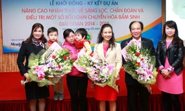 Hai cháu bé bị bệnh RLCHBS được Bệnh viện Nhi TƯ chữa khỏi cùng mẹ tặng hoa PGS.TS. Lê Thanh Hải, PGS.TS. Lưu Thị Hồng và Bà Gift Arpoporn Samabhandhu