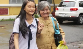 Hai bà cháu vui cười sau giờ thi vì Nhân Ái làm tốt bài