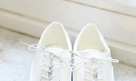 Đôi giày oxford trắng với phần đế chắc chắn, chất da bóng điệu đà sẽ giúp bạn tô điểm thêm cho phong cách ngày hè.