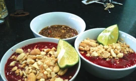  Nhìn những món tiết canh rất ngon và bắt mắt, nhưng ít ai biết được tác hại của nó và quá trình chế biến như thế nào. 