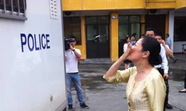 Nụ hôn gió của vợ Dương Chí Dũng sau phiên xử chiều 25/4. Ảnh: Bảo Thắng