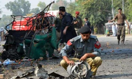 Hiện trường vụ đánh bom xe tại Peshawar ngày 23/9. Ảnh: AFP
