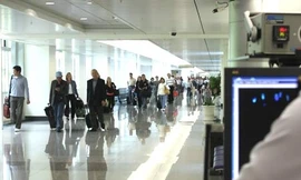  Kiểm tra thân nhiệt của hành khách là cách mà Trung tâm Kiểm dịch y tế quốc tế từng thực hiện tại sân bay Tân Sơn Nhất trong dịch cúm H1N1 trước đây. Ảnh: Thiên Chương (VnExpress)