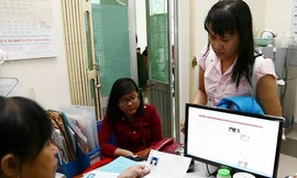 Thí sinh chỉnh sửa giấy báo thi tại Trường ĐH Sư phạm TP.HCM ngày 28.6, chuẩn bị cho kỳ thi tuyển sinh ĐH, CĐ đợt 1 diễn ra vào giữa tuần này - Ảnh: Đào Ngọc Thạch 