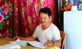 Bác Mới đang ôn bài tại nhà sau buổi thi thứ nhất.