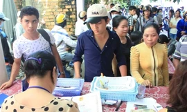 Học sinh và phụ huynh đến đăng ký luyện thi cấp cấp tốc tại một ở trung tâm luyện thi ở TP Cần Thơ. 