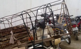 Nguyễn Như Sỹ chạy xe giả vờ đi mua dê để... trộm dê. Ảnh: ANTĐ