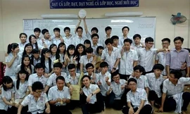 Học sinh lớp 12D1 chụp hình lưu niệm cùng thầy quản nhiệm. (Ảnh: Nguồn Internet) 