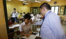 Thứ trưởng Bộ GD&ĐT Bùi Văn Ga động viên em Vương Thị Thư trước giờ thi. Ảnh: Như Ý