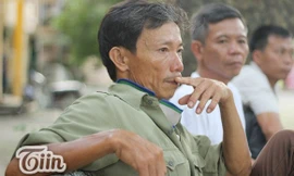  Đôi mắt bác đỏ hoe khi nghĩ đến hoàn cảnh gia đình và thương con gái. 