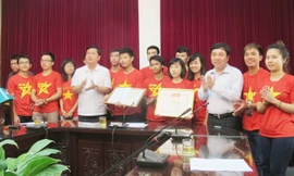 Bộ trưởng Đinh La Thăng và anh Nguyễn Mạnh Dũng tặng bằng khen cho nhóm phượng Phong Vân. Ảnh: Sỹ Lực.