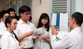 Thí sinh tại Hội đồng thi Trường THPT Lê Hồng Phong (TP.HCM) vào phòng thi môn văn kỳ thi tốt nghiệp THPT 2014 - Ảnh: Đào Ngọc Thạch (Thanh Niên)