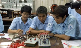  Sinh viên thực hành ngành điện - điện tử - Ảnh: Đào Ngọc Thạch (Thanh Niên)