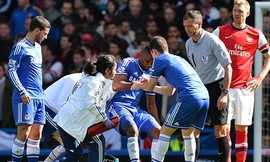 Eto'o dính chấn thương trong trận đấu với Arsenal