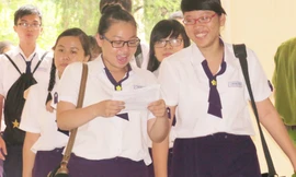 Thí sinh sau giờ làm bài môn thi Vật lí. Ảnh: Nguyễn Dũng