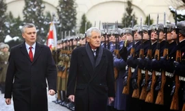  Bộ trưởng Quốc phòng Mỹ Chuck Hagel cùng người đồng cấp Ba Lan Tomasz Siemoniak duyệt đội danh dự trong chuyến thăm của ông Hagel tới Ba Lan hôm 20/4. Ảnh: AP 