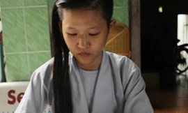 Cha mất, ni cô gạt nước mắt đi thi đại học